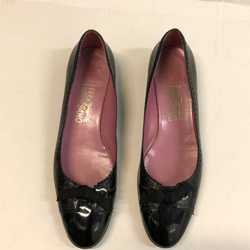 Size 10 narrow black patent leather flat Ferragamo shoes